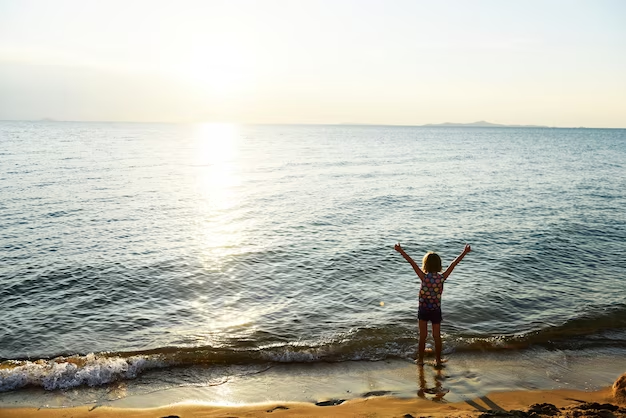 Человек на фоне морского пейзажа: как море влияет на наше здоровье и настроение